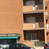 Poco pi� avanti, su viale Jacini, nei pressi di un�edicola dei giornali, ecco un altro fabbricato che presenta due balconi �nani�...